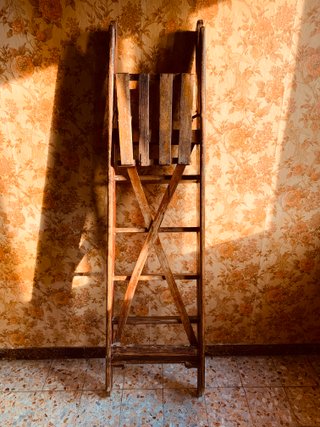 Scala vintage pieghevole in legno di design