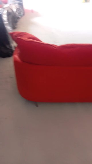 Sofá de tela rojo