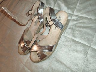 Sandalias cuña plateadas