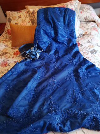 Vestido de fiesta azul con tocado