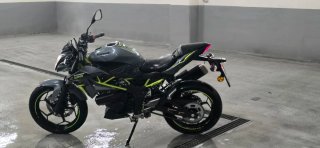 Moto kawasaki Z125 gris y Verde Poco Uso