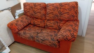 Sofá naranja con estampado