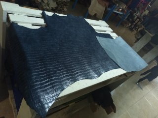 Piel de vacuno grabada azul