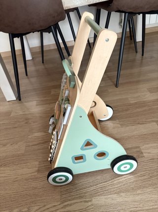 Correpasillos de madera con actividades.