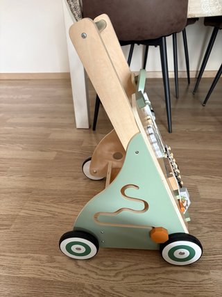 Correpasillos de madera con actividades.