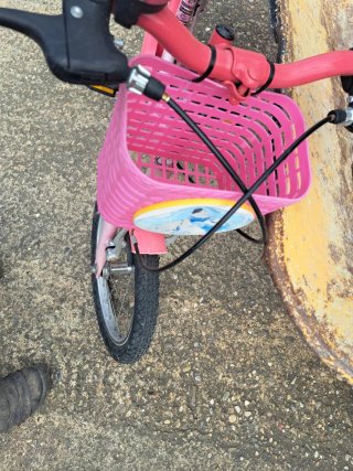 Bicicleta infantil rosa con cesta