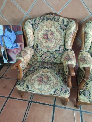 Sillón antiguo tapizado floral
