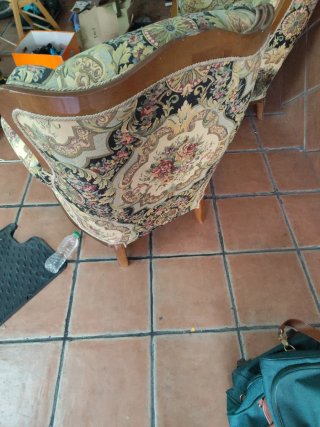 Sillón antiguo tapizado floral