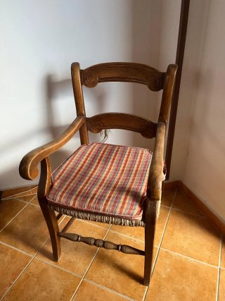 Mesa de comedor y 4 sillas de madera