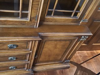 Mueble de madera con vitrina de Raiz de Nogal