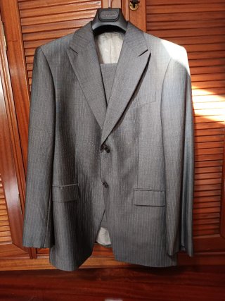Traje de raya gris