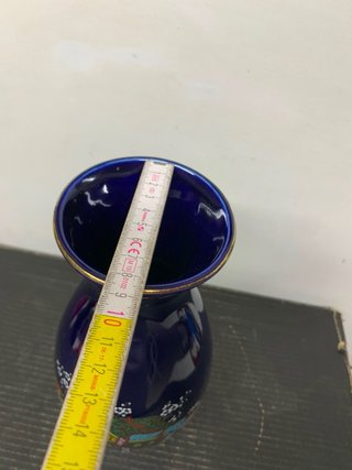 Vaso blu decorato con carretto e fiori