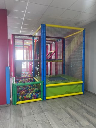 Parque infantil con piscina de bolas