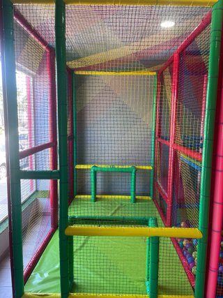 Parque infantil con piscina de bolas