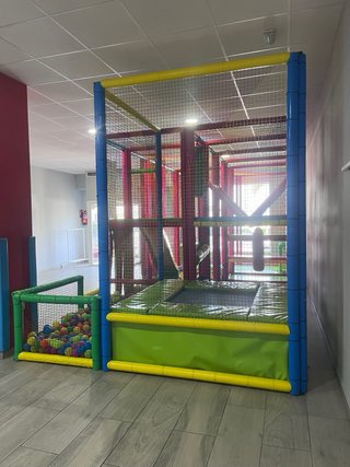 Parque infantil con piscina de bolas