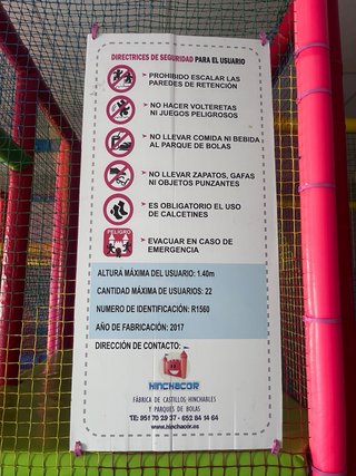 Parque infantil con piscina de bolas