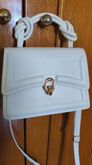 Bolso blanco con detalles dorados