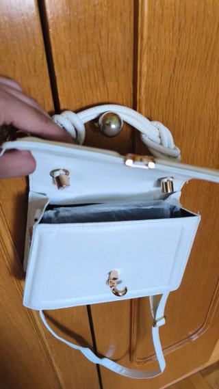 Bolso blanco con detalles dorados