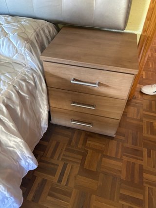 Mesita de noche de madera