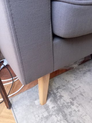 Sofá de tela color grisáceo -verdoso para salón.