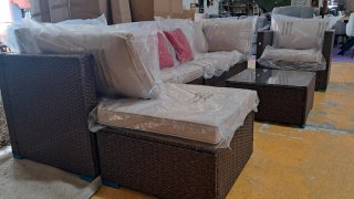 Sofá modular mimbre y cojines beige