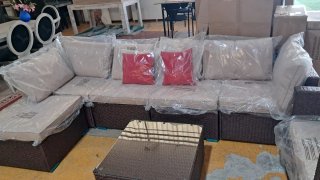 Sofá modular mimbre y cojines beige