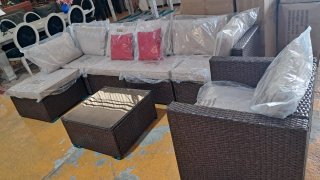 Sofá modular mimbre y cojines beige