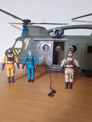 Helicóptero y 3 figuras tamaño Gijoe