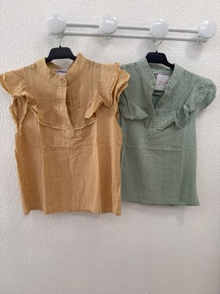 Blusa con volantes y cuello mao
