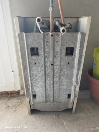 Termo de gas Junkers pierde agua.