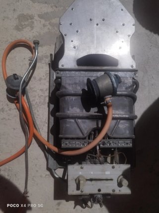 Termo de gas Junkers pierde agua.