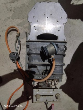 Termo de gas Junkers pierde agua.