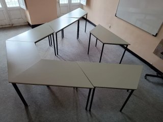 Tavolo riunione trapezio con gambe tubolari estensibili