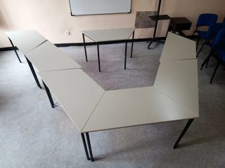 Tavolo riunione trapezio con gambe tubolari estensibili