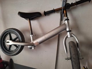 Bicicleta infantil plateada