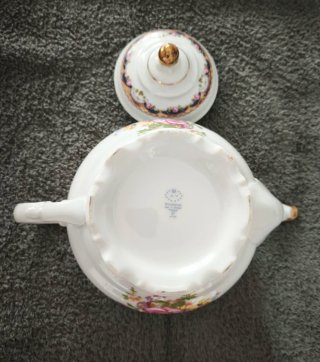 Tetera de porcelana blanca con flores
