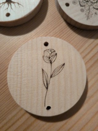 3 Ciondoli in Legno Incisi