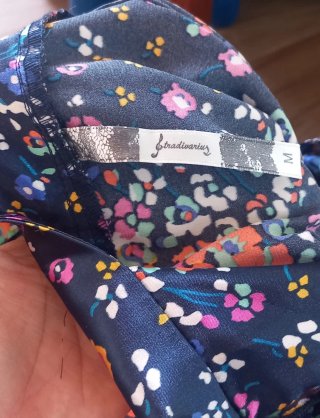 Vestido floral Stradivarius halter con volantes M