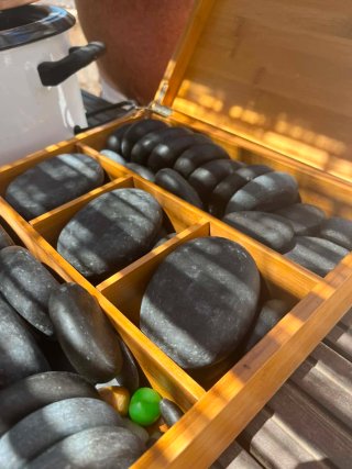 Terapia masajes con piedras calientes