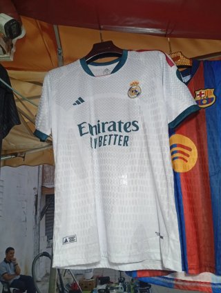 Conjunto fútbol Adidas.