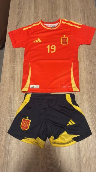 Conjunto fútbol Adidas.