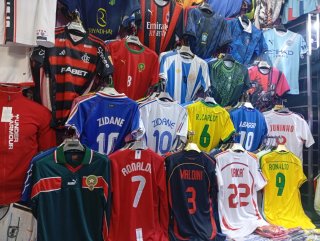 Conjunto fútbol Adidas.