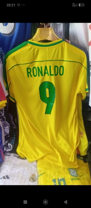 Conjunto fútbol Adidas.