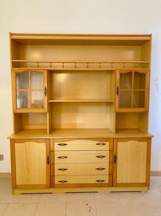 Mueble de salón de madera y cristal. En dos piezas