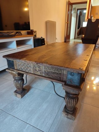 Mesa de centro rústica de madera tallada