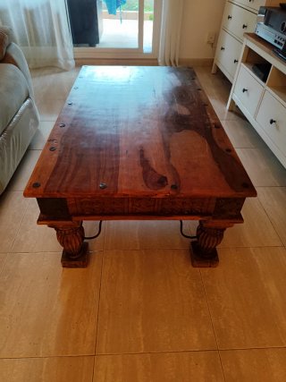 Mesa de centro rústica de madera tallada