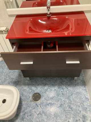 Mueble de baño con lavabo rojo y madera
