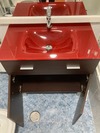 Mueble de baño con lavabo rojo y madera
