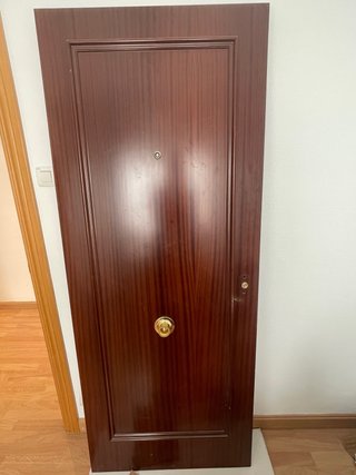 Puerta de entrada madera oscura