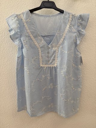 Blusa azul con volantes y brillos